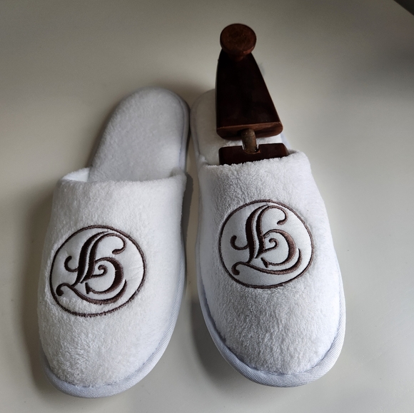 Disney Grand Floridian Resort & Spa White Slippers with GF Logo NEW - Picture 6 of 6
